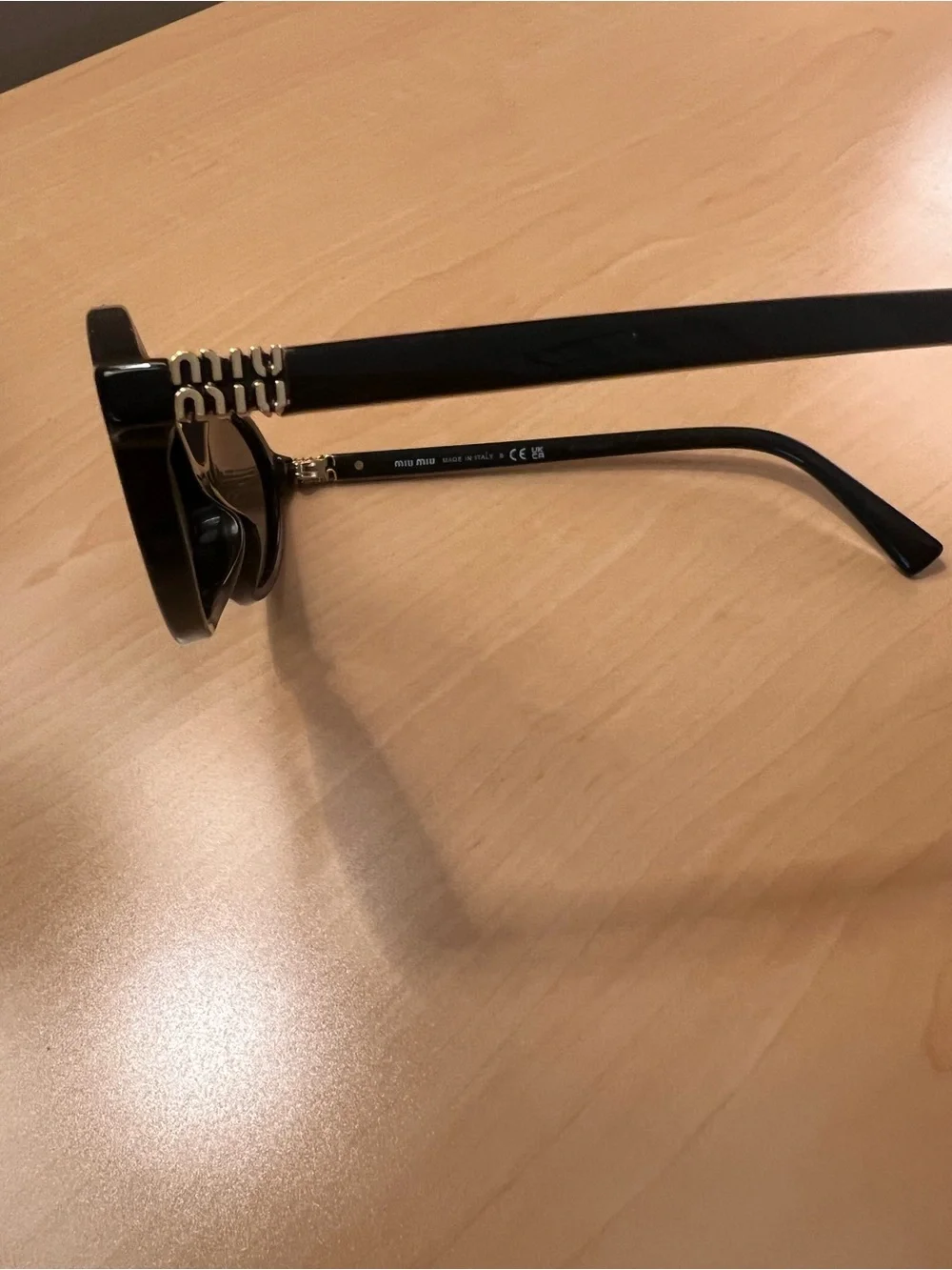Black Oval Women's Sunglasses - Sleek Modern Style